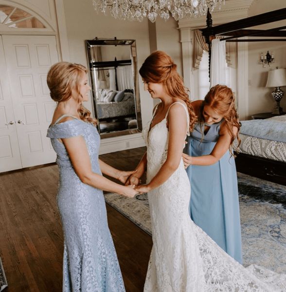 10 Behind the Scenes Wedding Moments to Capture